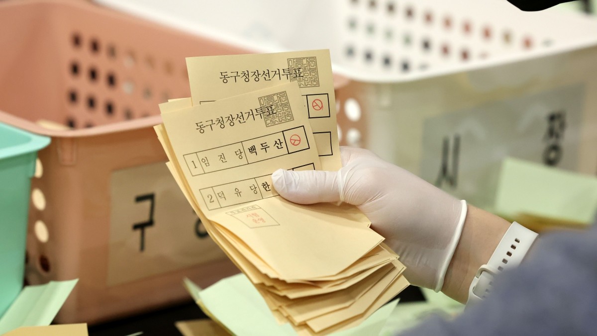 6·3 지방선거를 98일을 앞둔 지난달 25일 광주 서구 김대중컨벤션센터에서 열린 선거관리위원회의 모의 개표 실습에서 개표 사무원들이 투표용지를 분류하고 있다. 기사의 이해를 돕기 위한 사진 / 뉴스1