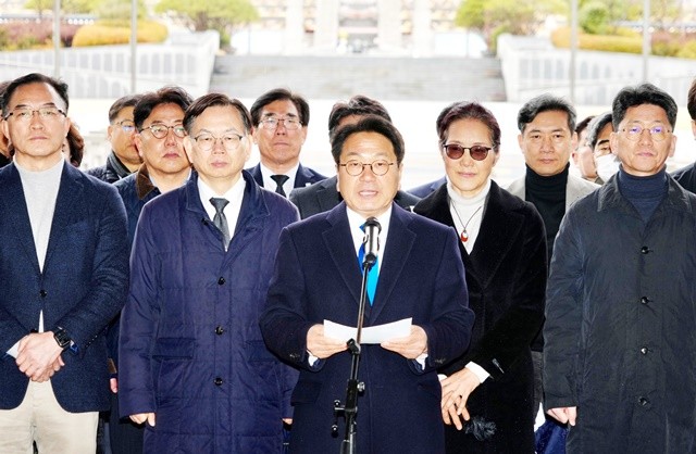 강기정 광주광역시장이 2일 국립5·18민주묘지에서 참배를 마친 뒤 민주의문 앞에서 '전남·광주 통합특별시 설치 특별법' 국회 본회의 통과에 따른 입장문을 발표하고 있다. /광주광역시 제공