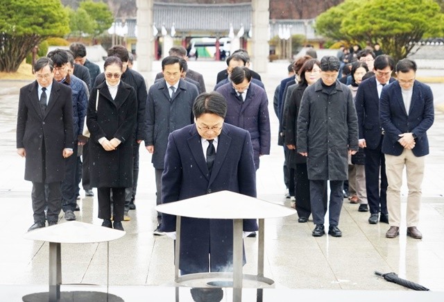 강기정 광주광역시장이 2일 국립5·18민주묘지를 찾아 참배하고 있다. /광주광역시 제공