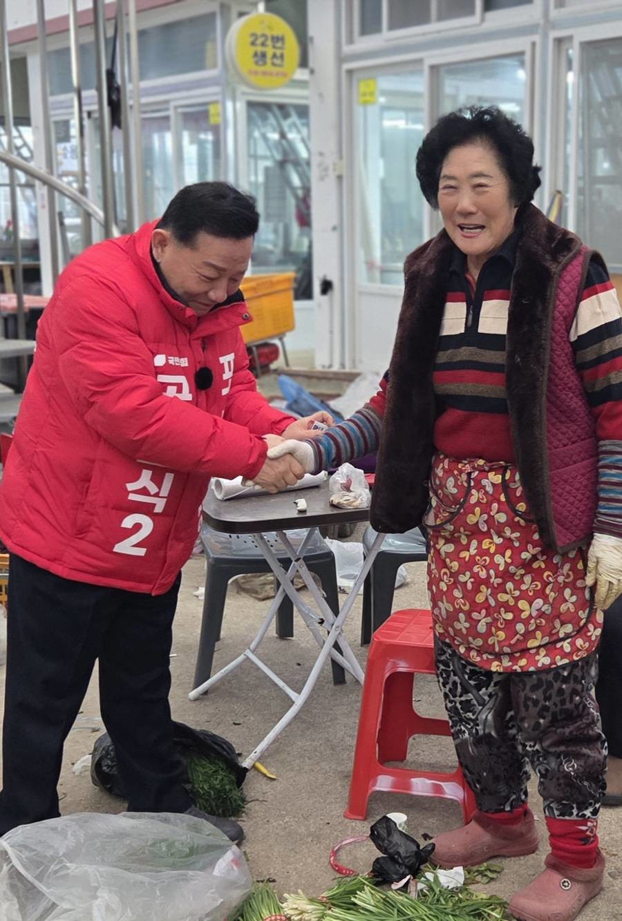 공원식 국민의힘 포항시장 예비후보는 3월 2일 흥해시장 방문 모습/공원식 제공