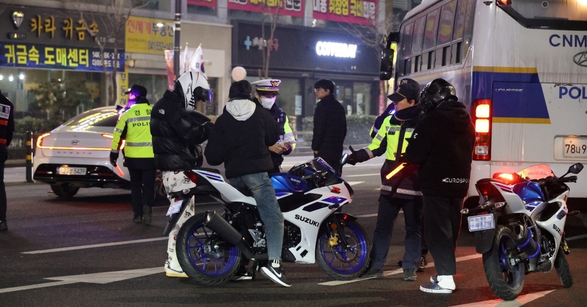 지난해 삼일절 충남 천안시 동남구 신부동 일대에 폭주 행위가 벌어져 단속에 나선 경찰이 오토바이 운전자들의 번호판과 면허증 등을 확인하고 있다. / 연합뉴스