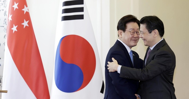 싱가포르를 국빈 방문 중인 이재명 대통령과 로렌스 웡 싱가포르 총리가 2일(현지시간) 싱가포르 외교부에서 공동언론발표를 마친 후 포옹하고 있다. / 뉴스1