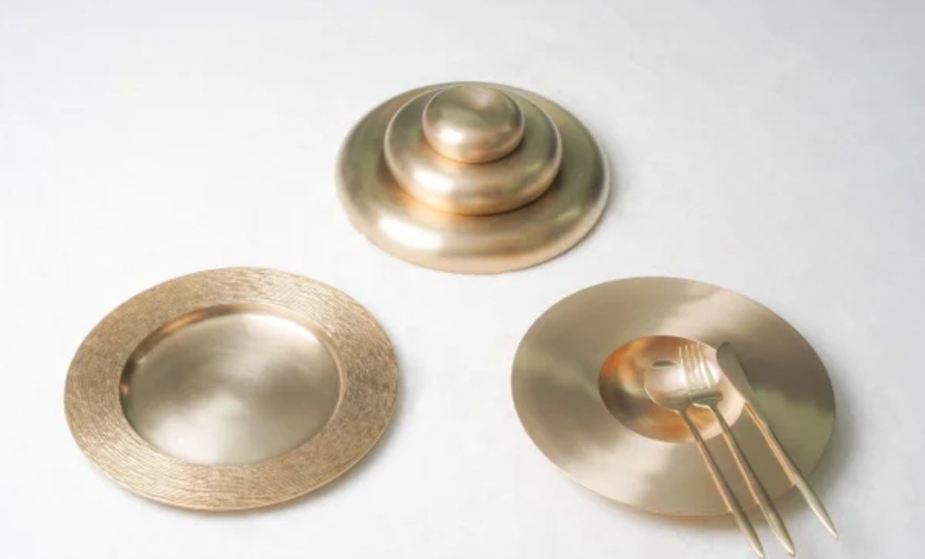 이재명 대통령이 루즈루이 싱가포르 총리 배우자에게 선물한 '유기 제작 서양 식기 세트' / 청와대 제공