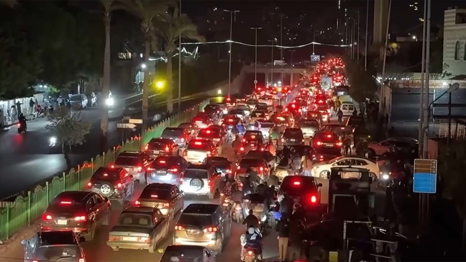 이스라엘이 2일(현지시각) 새벽 헤즈볼라가 장악한 베이루트(레바논 수도) 남부 교외 다히예 일대를 대규모로 공습하면서 주민들이 긴급 대피했다. / '노 코멘트 TV' 유튜브