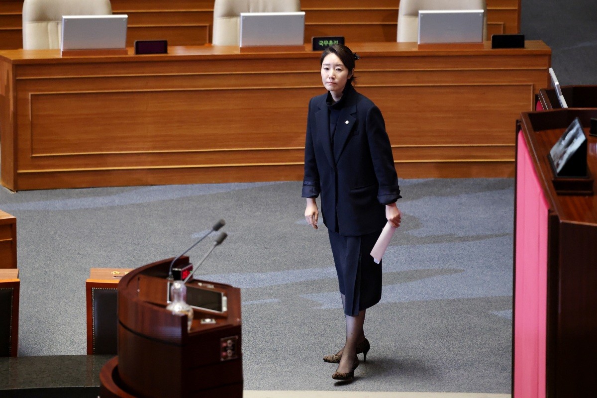 공천헌금 의혹으로 구속영장이 청구된 강선우 무소속 의원이 지난달 24일 서울 여의도 국회에서 열린 제432회국회(임시회) 8차 본회의에서 신상발언을 위해 단상으로 향하고 있다. / 뉴스1