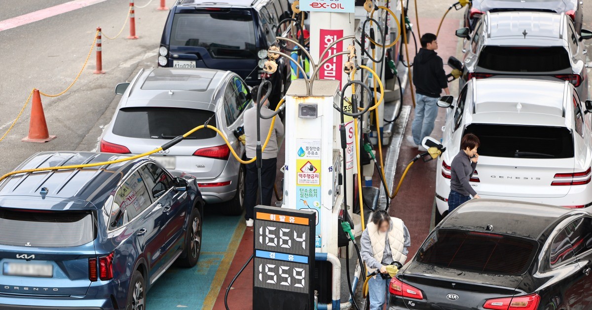 주유소에 휘발유와 경유 가격이 표시되어 있다. 미국의 대(對)이란 군사작전으로 국제유가가 급등했다. 1일(현지 시각) 미국 뉴욕상품거래소에서 서부텍사스산중질유(WTI) 선물은 8.62% 폭등한 배럴당 72.80달러에 거래되고 있다. 브렌트유 선물은 9.30% 폭등한 배럴당 79.68달러를 기록하고 있다. / 뉴스1