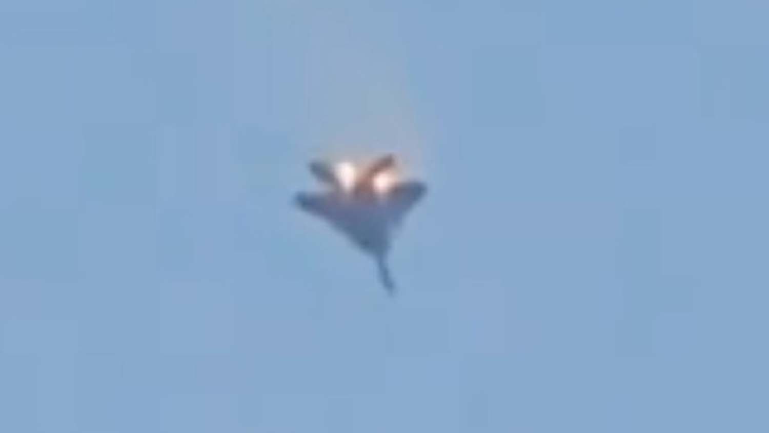 불길에 휩싸여 추락하는 F-15 전투기의 스크린샷. / 사진 출처=X