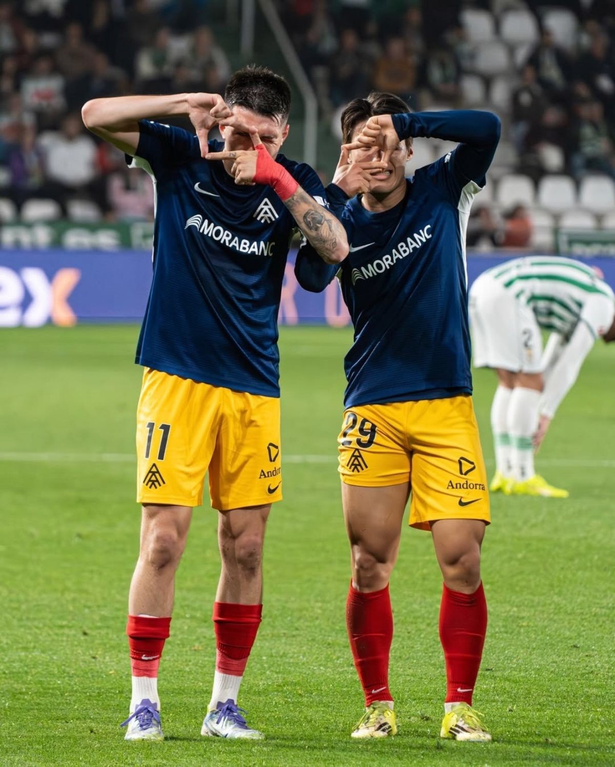 골을 넣고 찰칵 세레머니를 하는 김민수(오른쪽) / 안도라 인스타그램