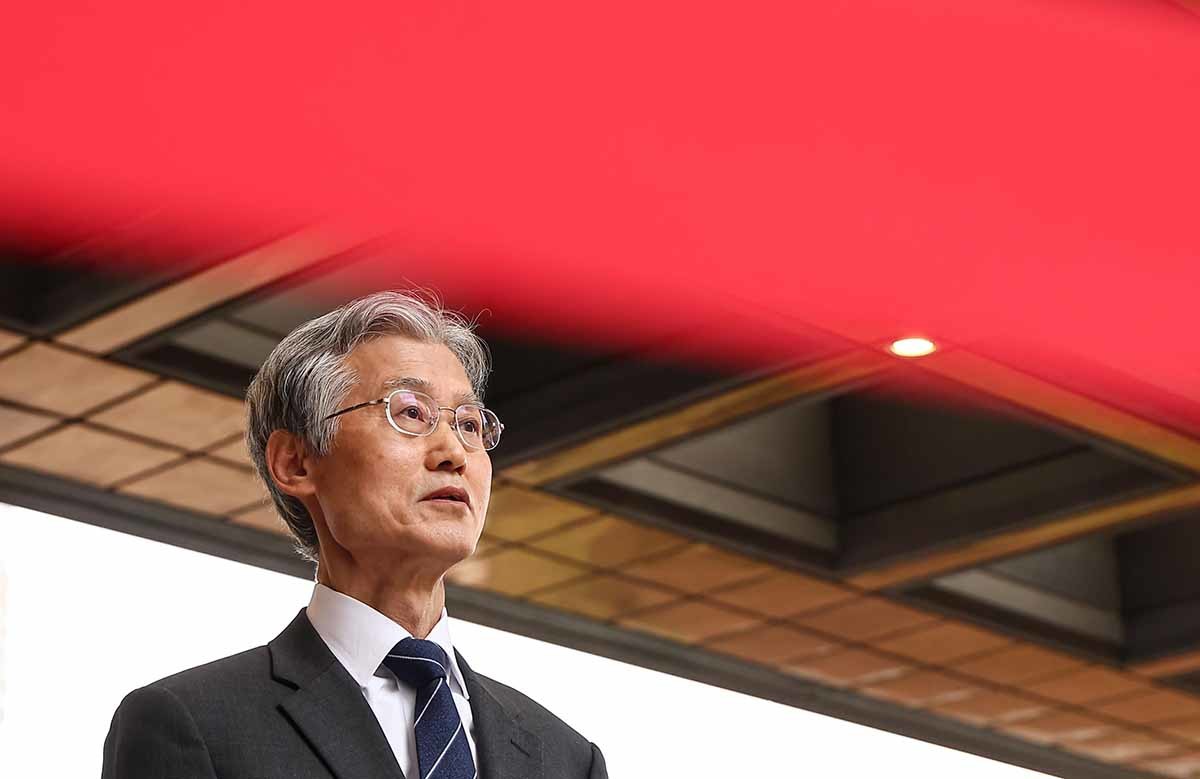 조희대 대법원장이 3일 서울 서초구 대법원으로 출근하며 취재진 질문에 답하고 있다. / 뉴스1