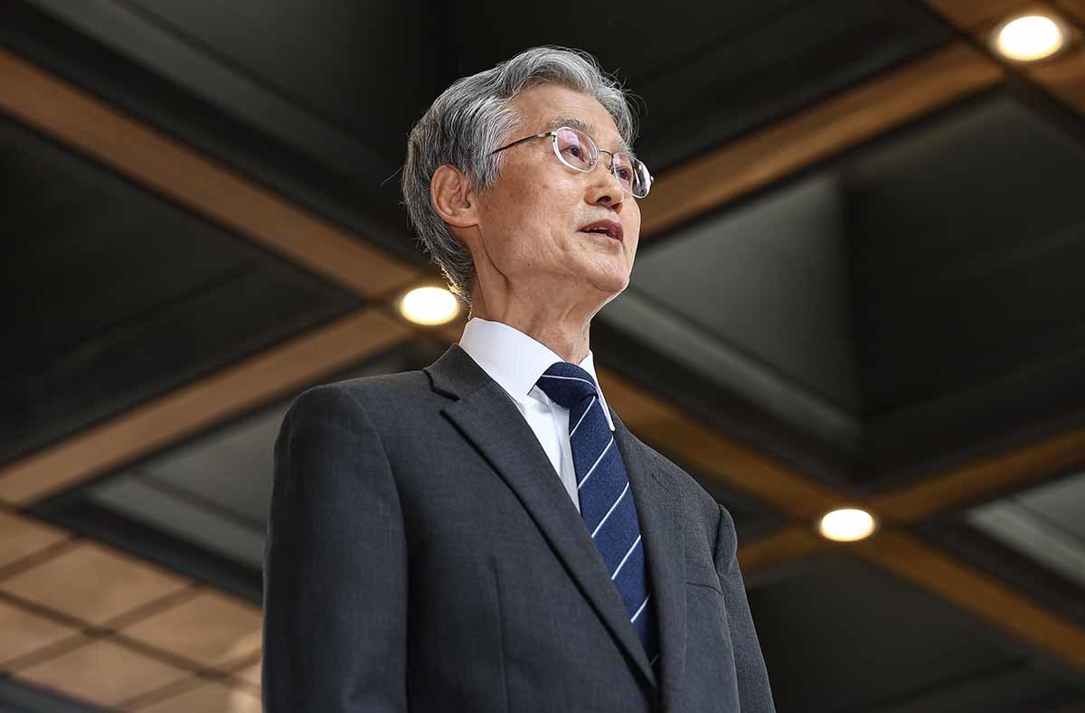 조희대 대법원장이 3일 서울 서초구 대법원으로 출근하며 취재진 질문에 답하고 있다. / 뉴스1