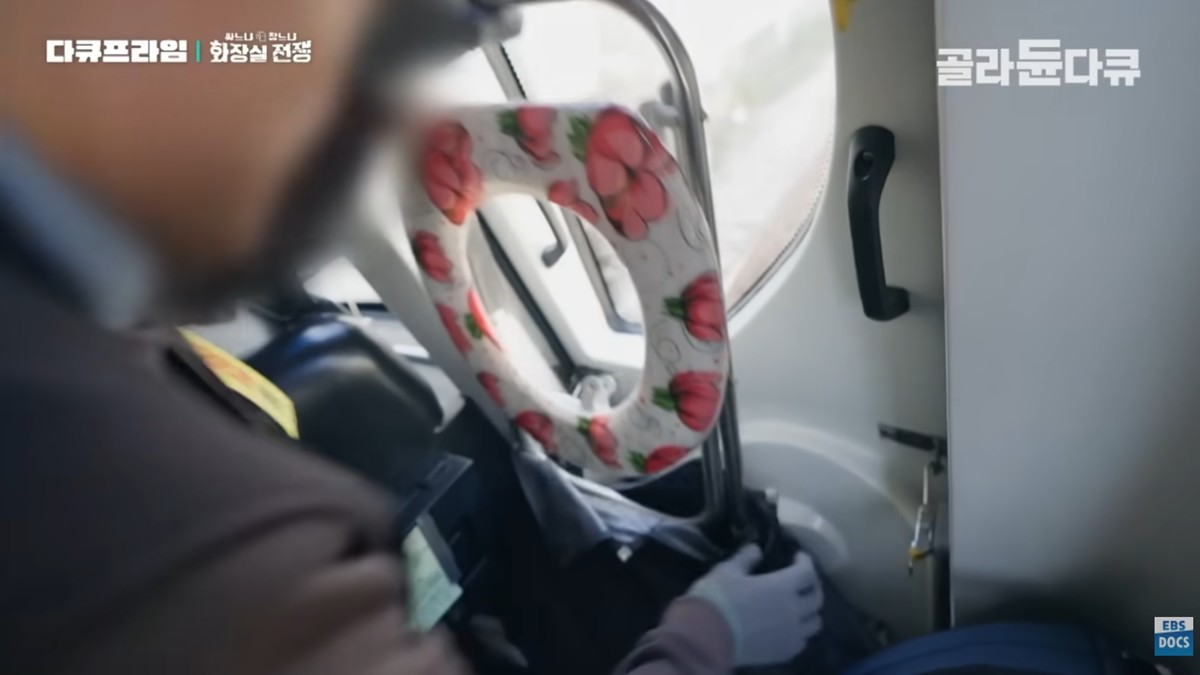 달리는 열차 안에서 가방에 담긴 휴대용 변기를 꺼내는 기관사. / 유튜브 채널 'EBS 다큐'