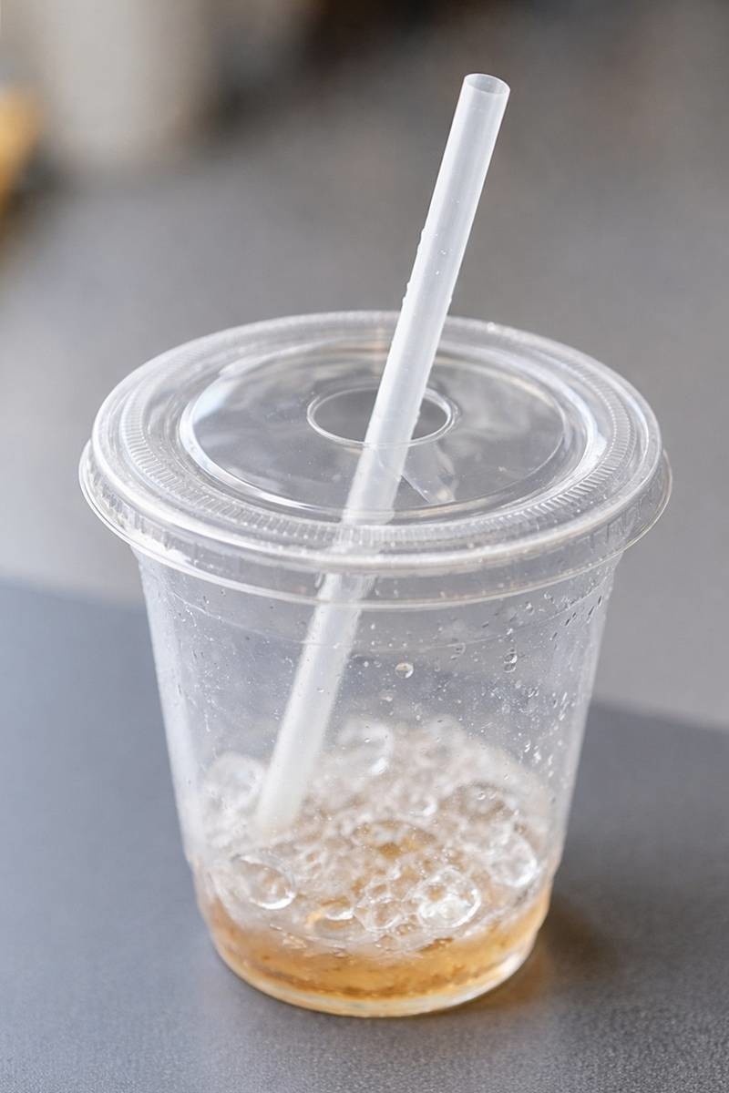다 마신 컵과 빨대. 기사에 대한 이해를 돕기 위해 AI 툴로 제작한 자료 사진