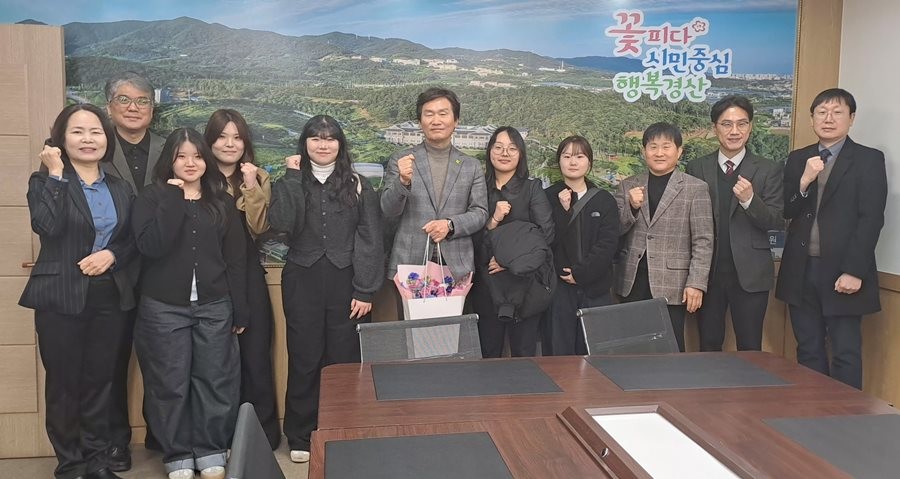 조현일 경산시장과 올해 공무원 채용 시험에 합격한 경산제일고 학생들과 학교 관계자들이 기념촬영을 하고 있다.  / 경산시 제공