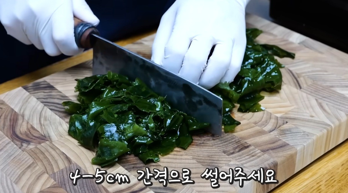 미역을 썰어내는 모습 / 유튜브 '김대석 셰프TV'