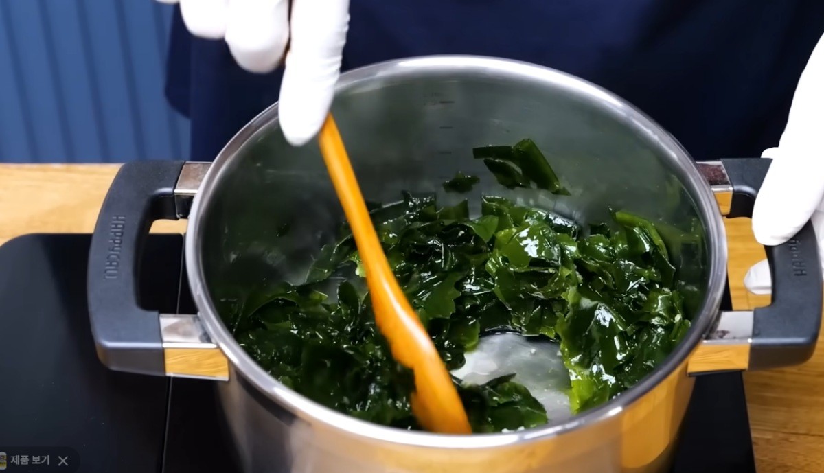 미역을 볶는 모습 / 유튜브 '김대석 셰프TV'