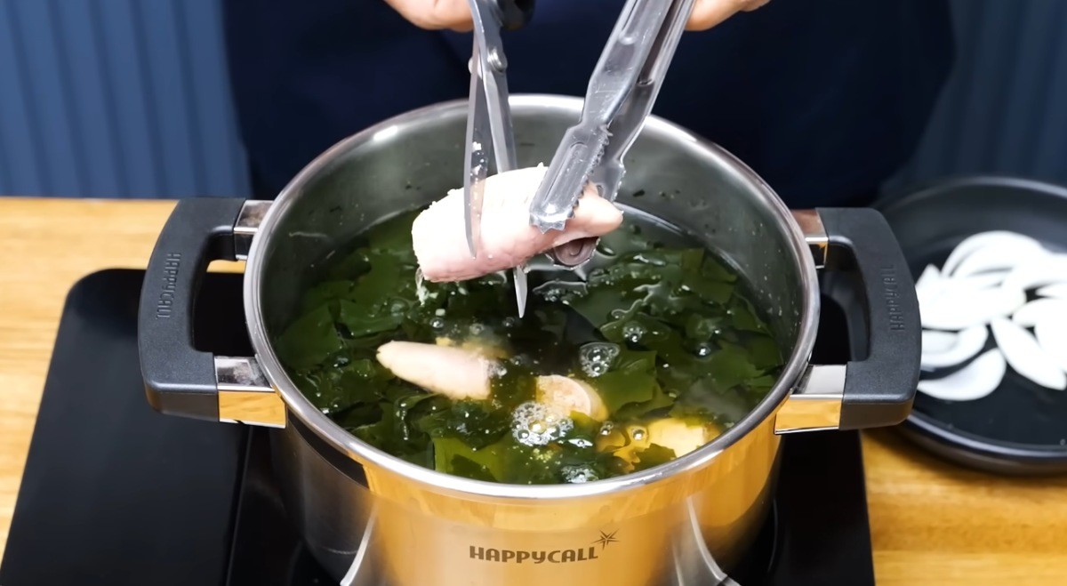 미역국에 명란을 넣는 모습 / 유튜브 '김대석 셰프TV'