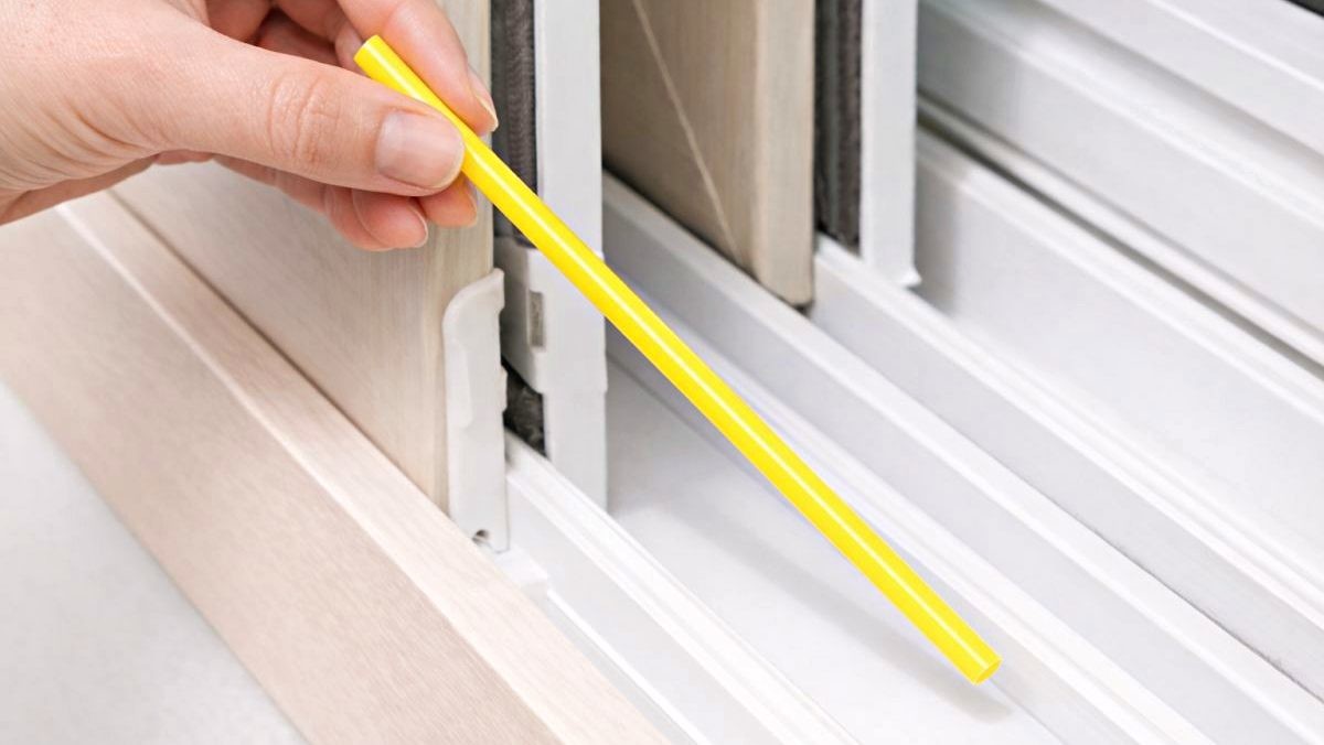 '빨대를 창틀에?!' 기사 내용 토대로 AI툴 활용해 제작한 자료사진.