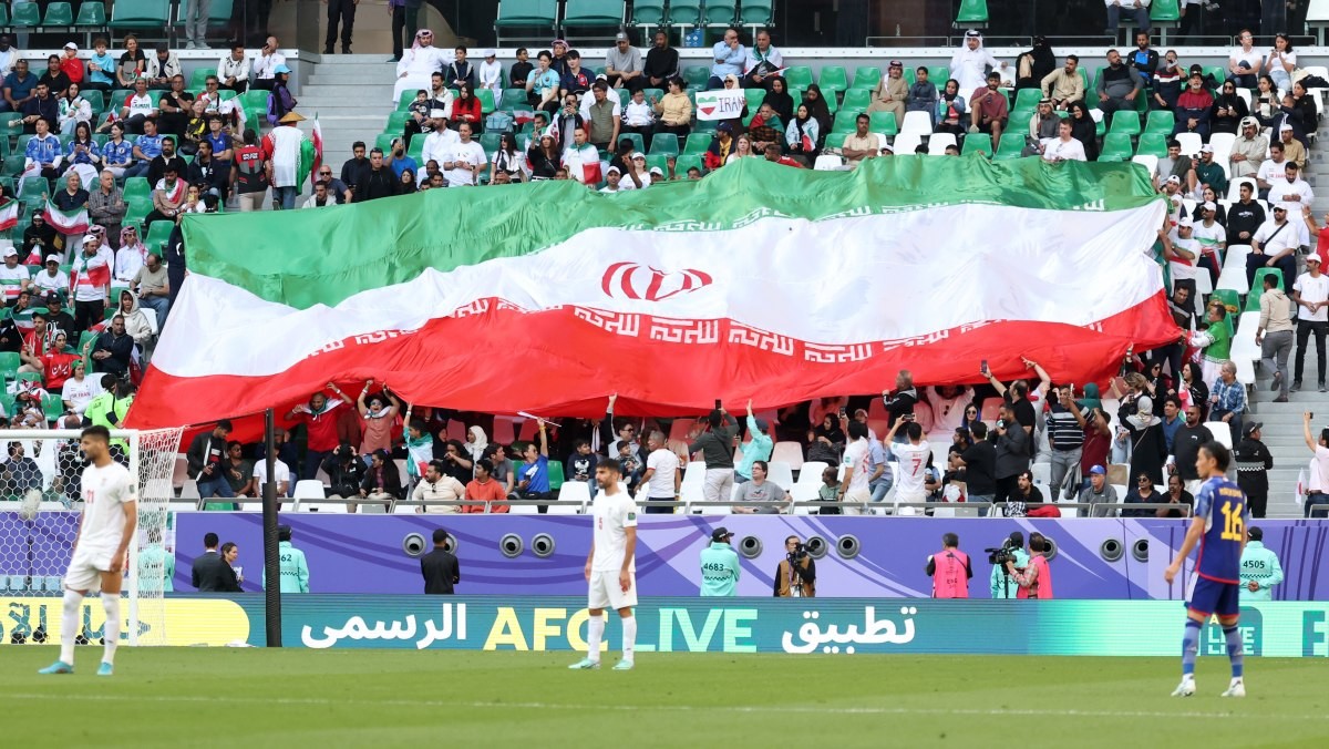 2024년 카타르 아시안컵 8강전 당시 이란과 일본의 경기에서 이란 국기가 펼쳐지고 있다. 기사의 이해를 돕기 위한 사진 / 뉴스1