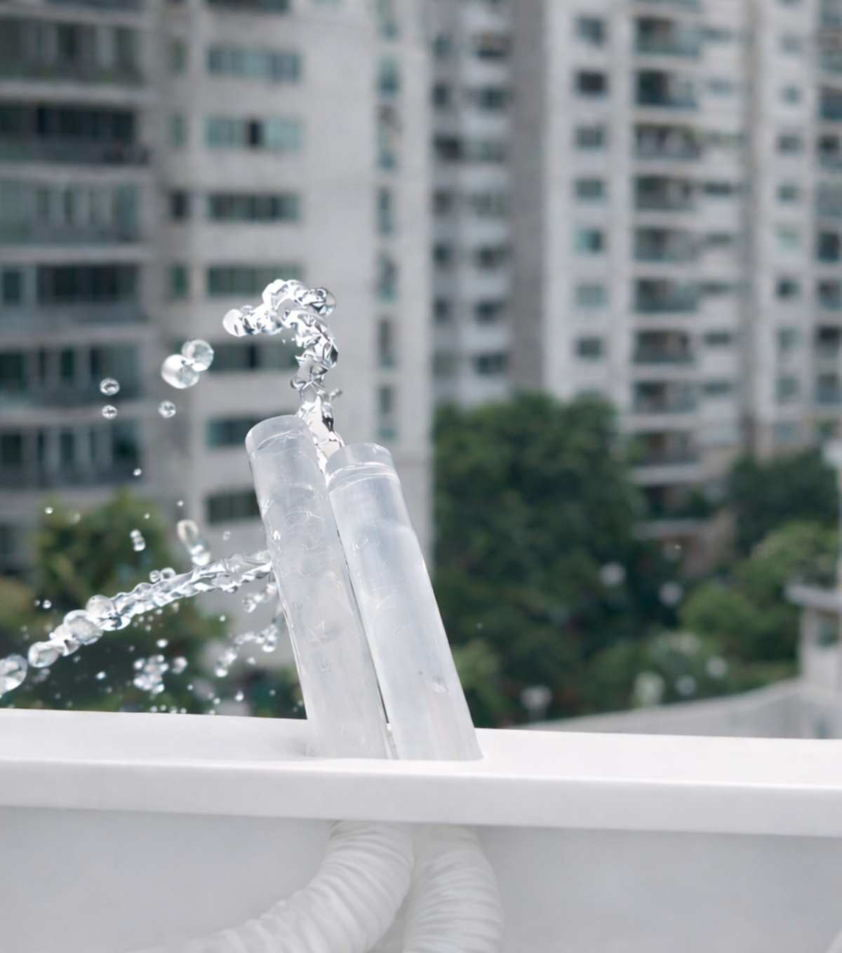 창틀 고인물 빼기에 최고인 '빨대 꿀팁'. 기사 내용 토대로 AI툴 활용해 제작한 자료사진.