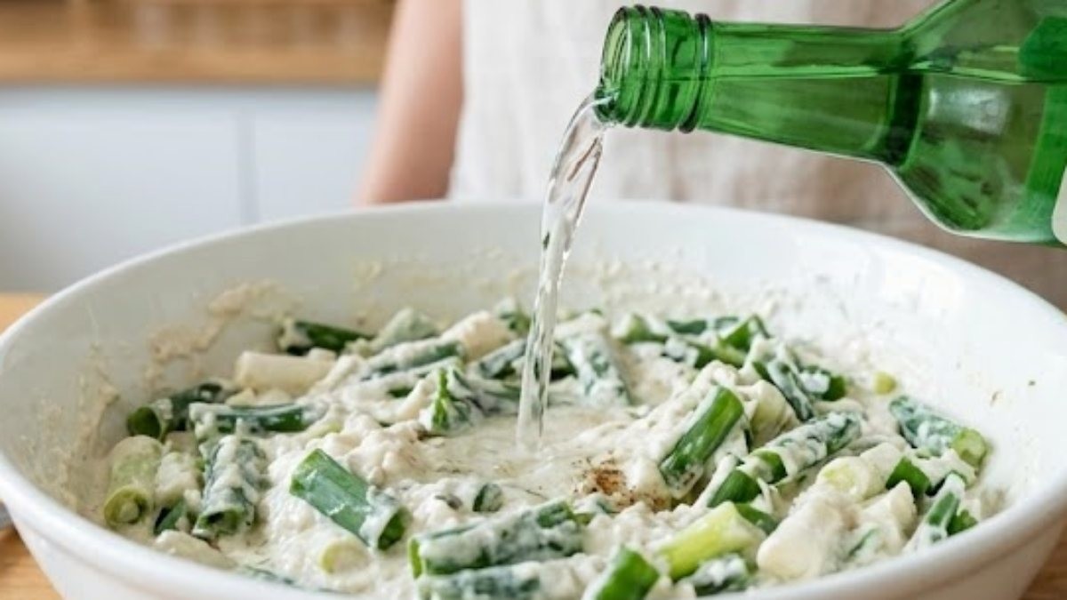 파전 반죽에 소주를 붓는 모습. AI가 생성한 자료사진.