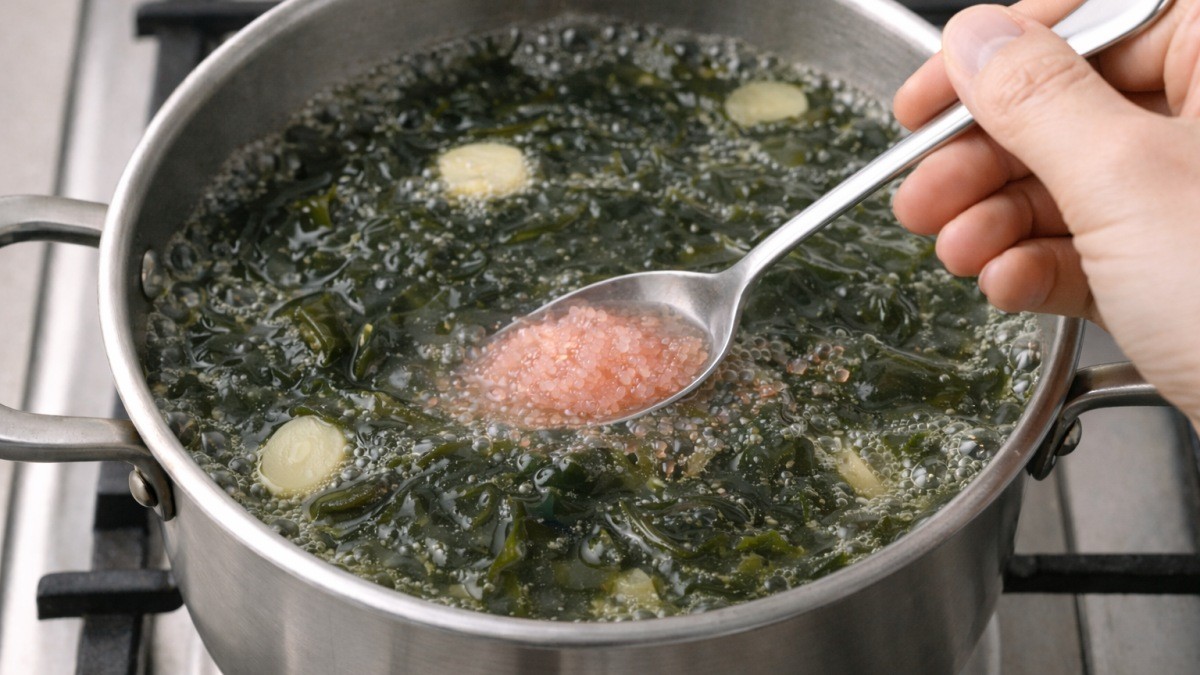 미역국에 명란을 넣은 모습 / 기사 내용을 바탕으로 제작한 AI 이미지