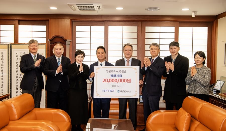 3일 영진전문대를 방문한 일본 ISFNET 기업 관계자들이 장학금을 전달하고  요키유시 회장(왼쪽서 네 번쨰)과 최재영 총장 등 관계자들이 기념촬영을 하고 있다.  / 영진전문대 제공