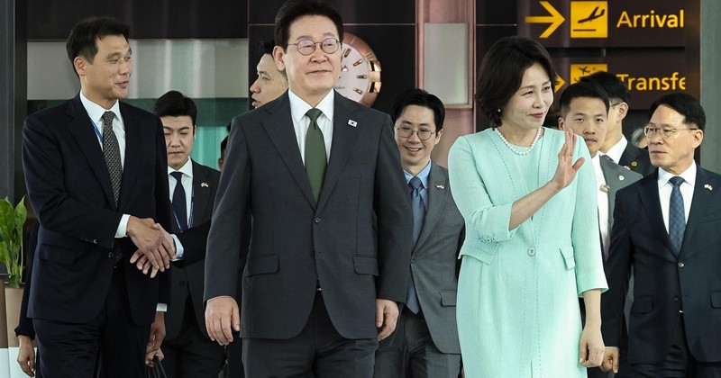 이재명 대통령과 김혜경 여사가 3일(현지시각) 필리핀 국빈 방문을 위해 싱가포르 창이 국제공항에서 공군 1호기로 이동하고 있다. / 뉴스1