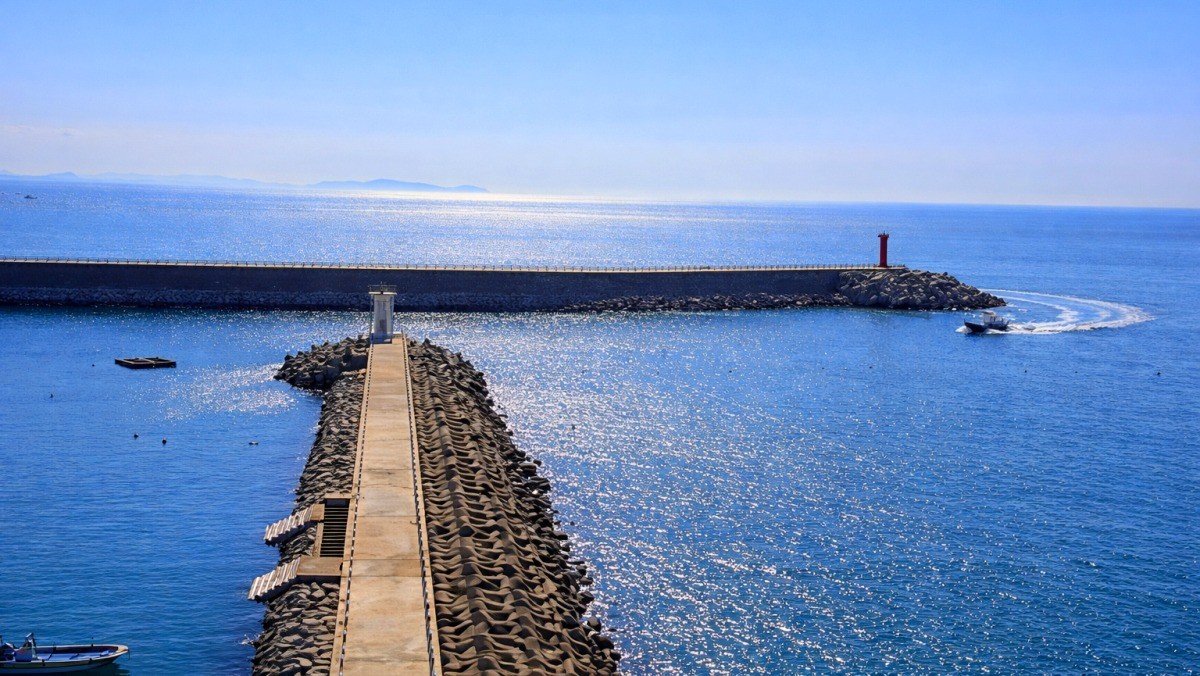 석병1리 방파제. 기사 내용 토대로 AI툴 활용해 제작한 자료사진.