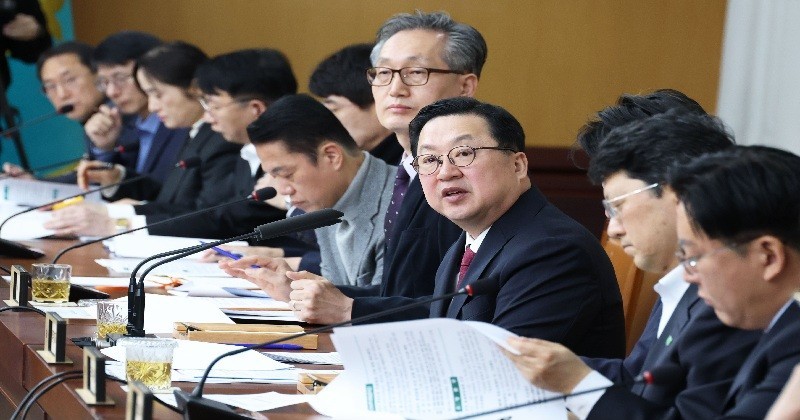 3일 확대간부회의를 주재하고 있는 이장우 대전시장/사진=대전시