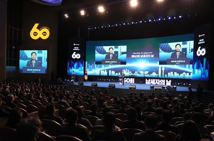 구윤철 경제부총리 겸 제정경제부 장관이 3일 오전 서울 강남구 코엑스 오디토리움에서 열린 제60회 납세자의 날 기념식에서 치사를 하고 있다. / 뉴스1