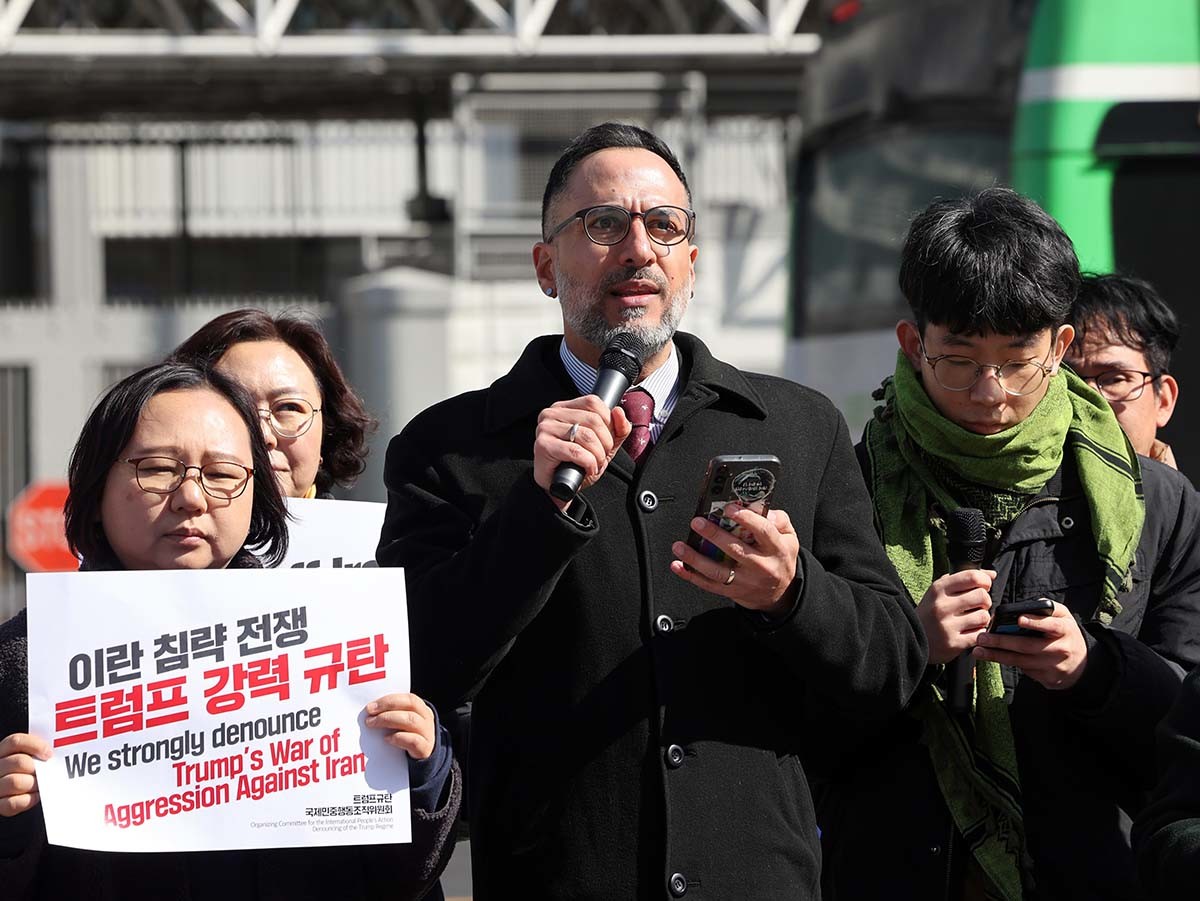 이란 태생, 캐나다 국적인 시아바시 사파리 서울대 서아시아학 교수가 3일 오후 서울 미국 대사관 앞에서 열린 '이란 침략 전쟁 미국 트럼프 규탄 긴급 기자회견'에서 발언을 하고 있다. / 뉴스1