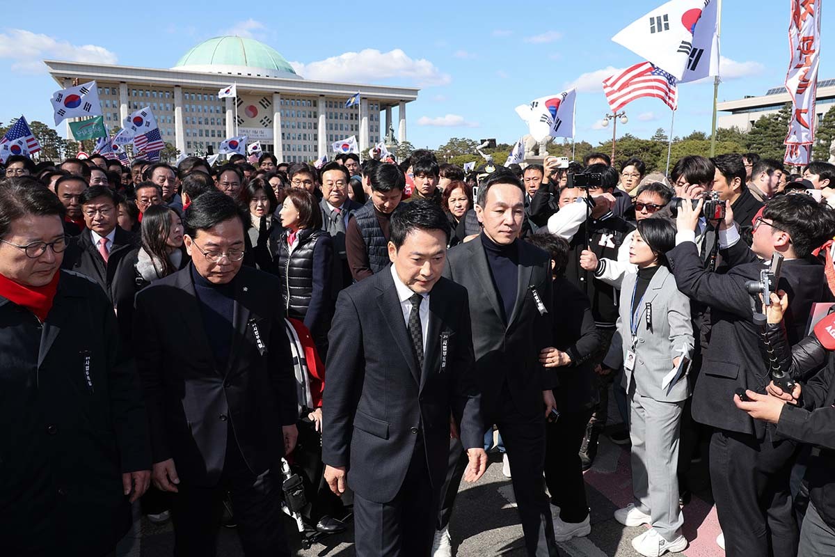 장동혁 대표를 비롯한 국민의힘 지도부가 3일 서울 여의도 국회 본관 앞에서 열린 사법독립 헌정수호를 위한 대국민 호소 국민대장정 규탄대회를 마친 후 청와대를 향해 행진하고 있다. / 뉴스1