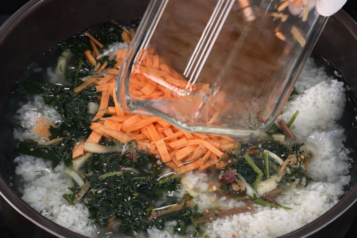 물에 넣은 쌀밥에 나물 투하. / MBN '알토란'