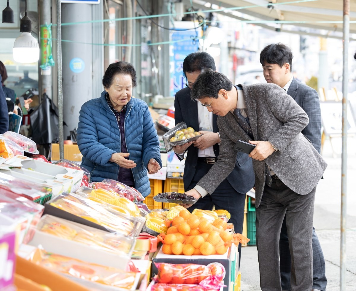 지난달 27일 청양전통시장을 방문한 김돈곤 청양군수 / 청양군