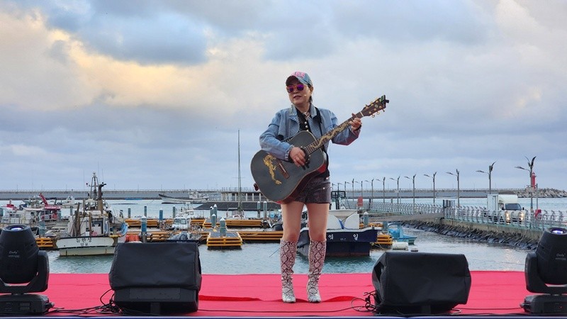 양포항 해상공원에서 정월대보름 행사에서 열창하는 마돈나 / 박병준 기자