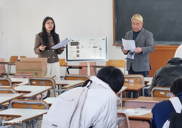 월드다가치 호남지사 이대길 지사장이 나주대 신입생 OT행사에서 다가치 앱을 설명하며 학교 알림기능에대해서 설명하고 있다.