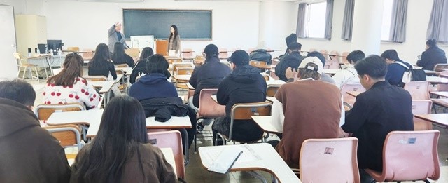 월드다가치 호남지사 이대길 지사장이 나주대 신입생 OT행사에서 다가치 앱을 설명하며 학교 알림기능에대해서 설명하고 있다.