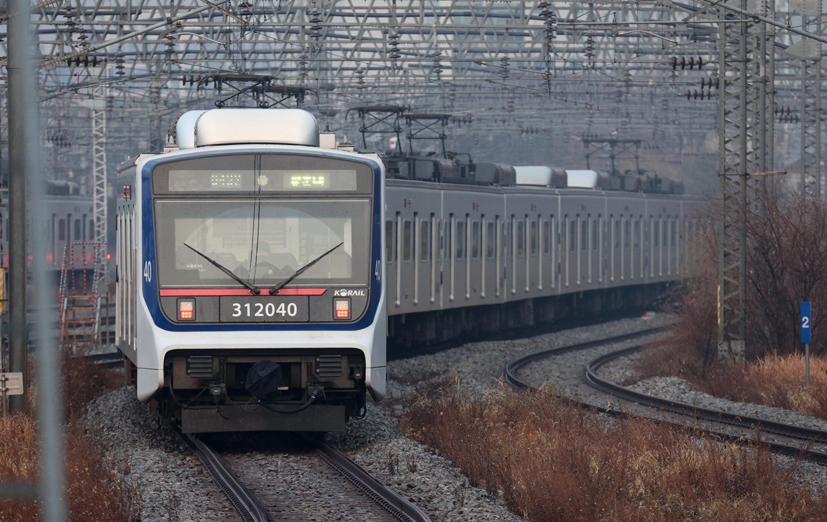 수도권 전철 1호선 서동탄역에서 전동차가 출발하고 있다. / 뉴스1