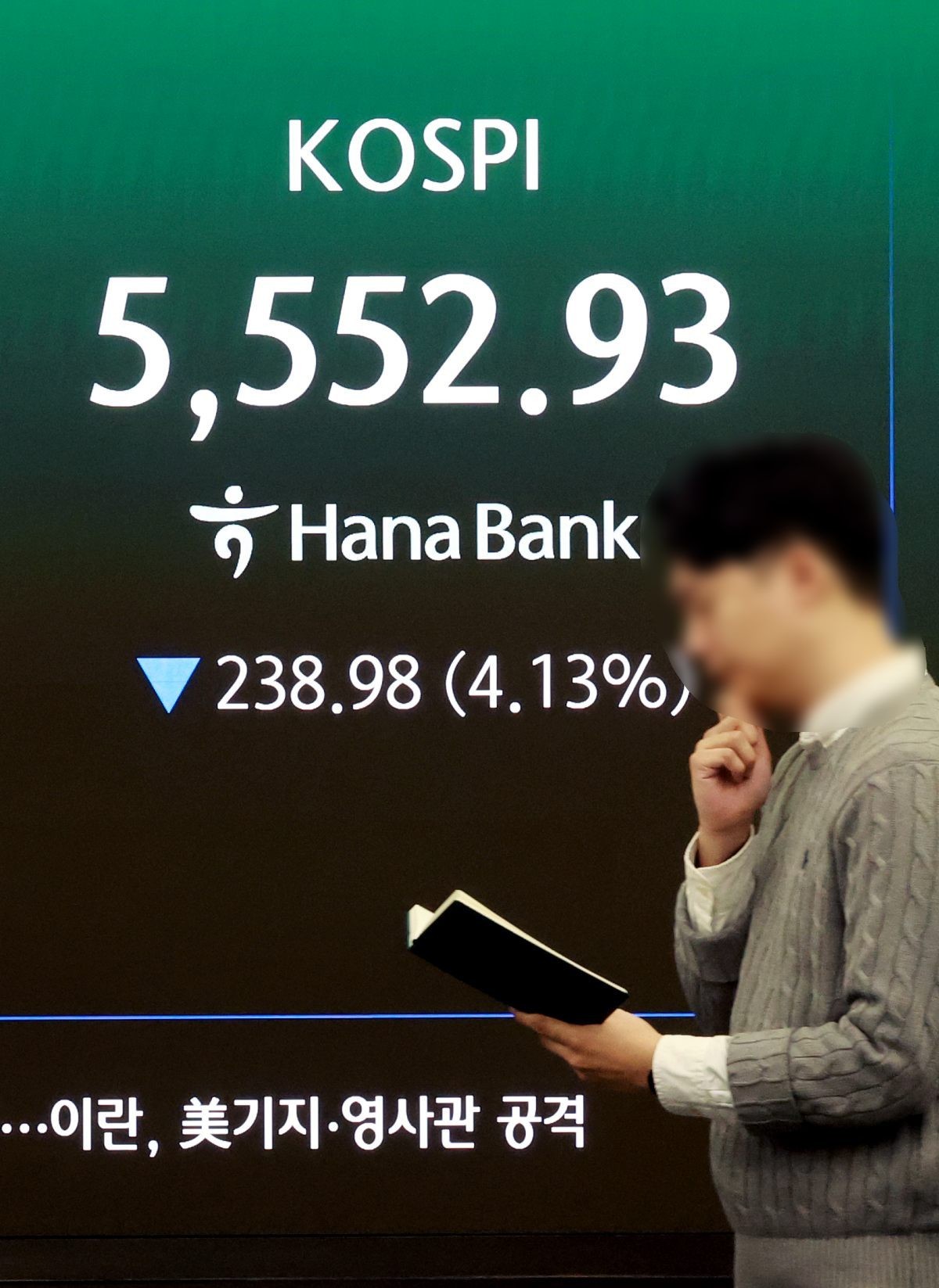 미국과 이란 간의 무력 충돌로 경제시장 불안감이 지속되고 있는 4일 서울 중구 하나은행 본점 딜링룸 전광판에 코스피 지수가 나오고 있다. / 뉴스1