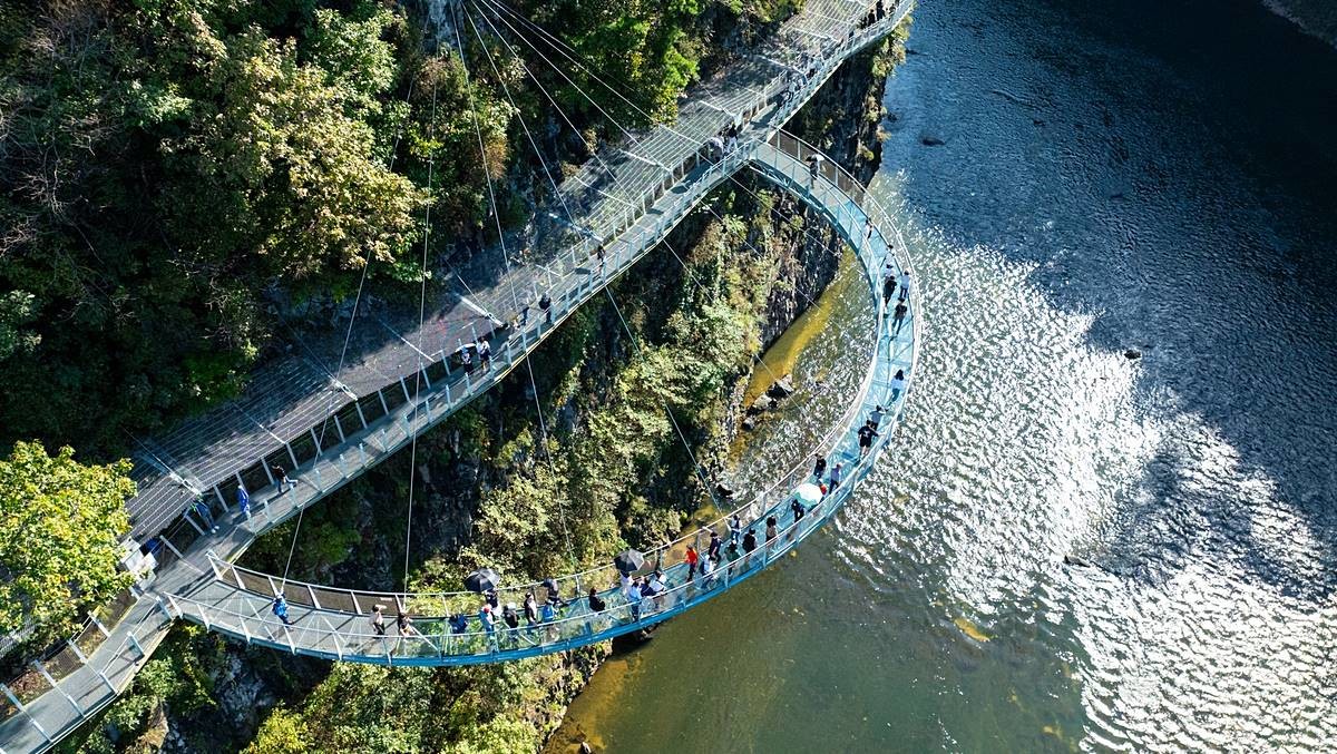 철원 한탄강 주상절리길 모습. 기사 이해를 돕기 위한 자료 사진. 강원도 철원군은 지역 대표 관광 명소인 한탄강 주상절리길이 개통 4년 4개월여 만에 누적 관광객 300만 명을 돌파했다고 지난 3일 밝혔다. 철원군에 따르면 한탄강 주상절리길은 2021년 11월 19일 개장 이후 현재(3일 기준)까지 총 300만 842명이 방문해 입장권 수입 224억 5000여만 원을 기록한 것으로 집계됐다. / 철원군 제공