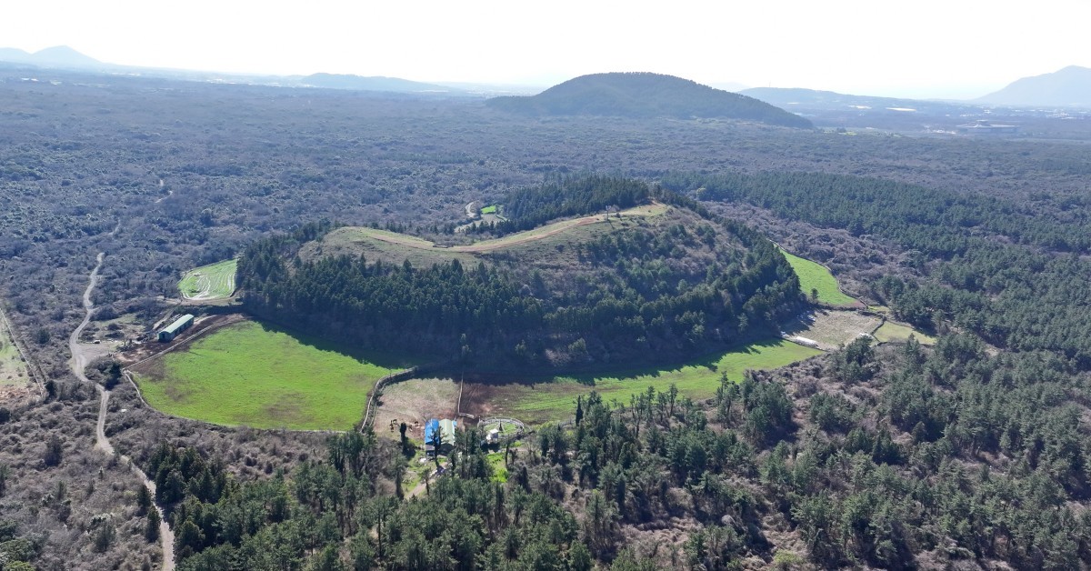 제주도가 세계 배낭여행자들의 바이블로 통하는 '론리 플래닛(Lonely Planet)'의 '2026년 반드시 방문해야 할 세계 25대 여행지'에 이름을 올렸다. 사진은 제주 문도지오름 / 연합뉴스