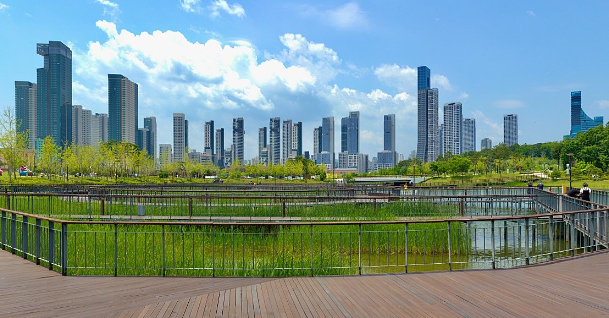 세종호수공원 산책로 / Korea by Bike-Shutterstock.com