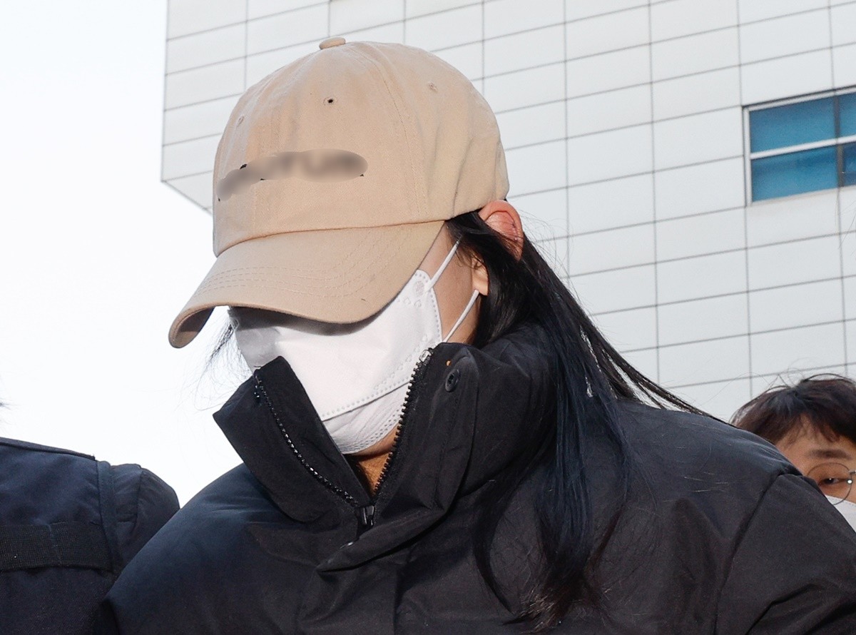 서울 강북구 수유동 모텔에서 약물이 든 음료를 건네 타인을 숨지게 한 혐의를 받는 20대 여성이 지난 12일 서울 도봉구 북부지방법원에서 열린 영장실질심사(구속 전 피의자 심문)에 출석하고 있다. 기사 이해를 돕기 위한 자료 사진 / 뉴스1