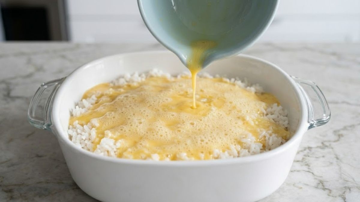 오므라이스의 베이스가 되는 밥 위에 계란물을 붓는 모습. AI가 생성한 자료사진.