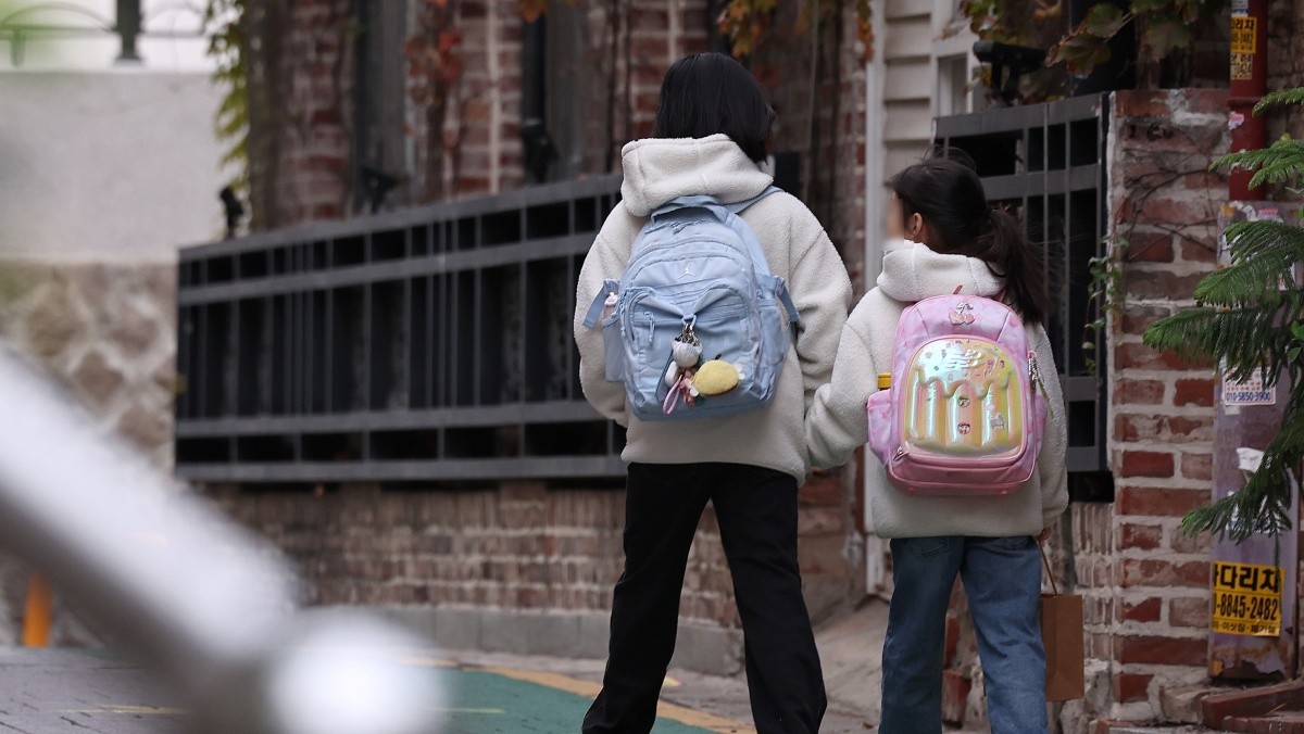 서울의 한 초등학교에서 학생들이 등교하고 있다. / 뉴스1