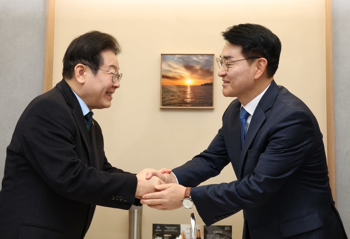 지난해 2월 이재명 대통령(당시 더불어민주당 대표)과 박용진 규제합리화위원회 부위원장(당시 더불어민주당 전 의원) 모습. / 공동 취재-뉴스1