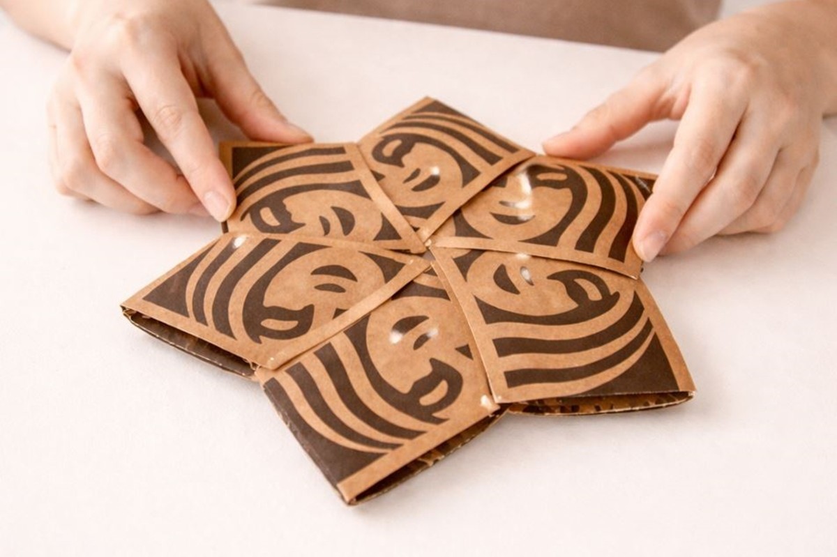 커피 컵홀더 6개를 별 모양으로 서로 끼우는 모습. 기사 이해를 돕기 위해 AI를 활용해 제작한 자료 사진입니다. 실제 모습과 다소 차이가 있을 수 있습니다.