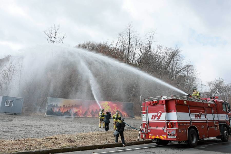 4일 경주시 문무대왕면 방사성폐기물 처분시설 일원에서 열린 산불 공동대응 합동훈련에서 소방대원들이 방수 작업을 하며 산불 진화 훈련을 진행하고 있다./경주시