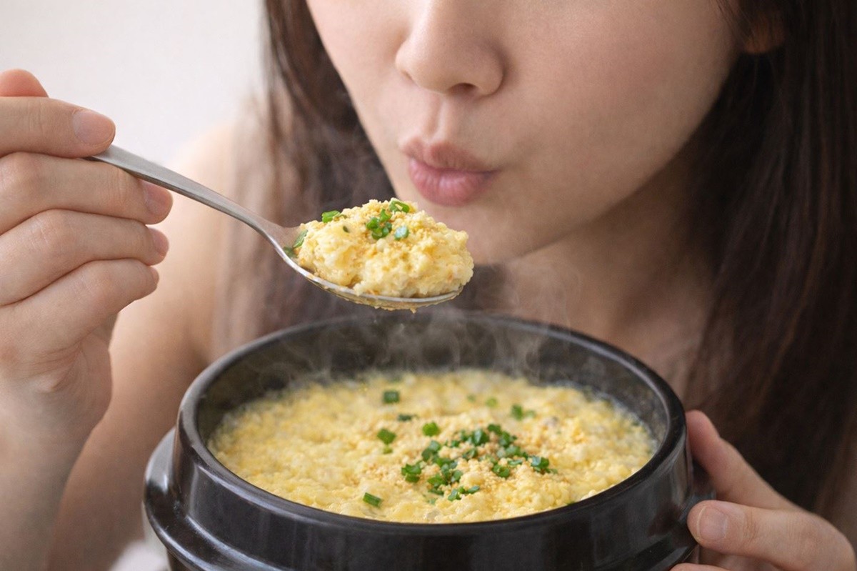 계란찜을 맛있게 먹는 모습. 기사 이해를 돕기 위해 AI를 활용해 제작한 자료 사진입니다. 실제 모습과 다소 차이가 있을 수 있습니다.