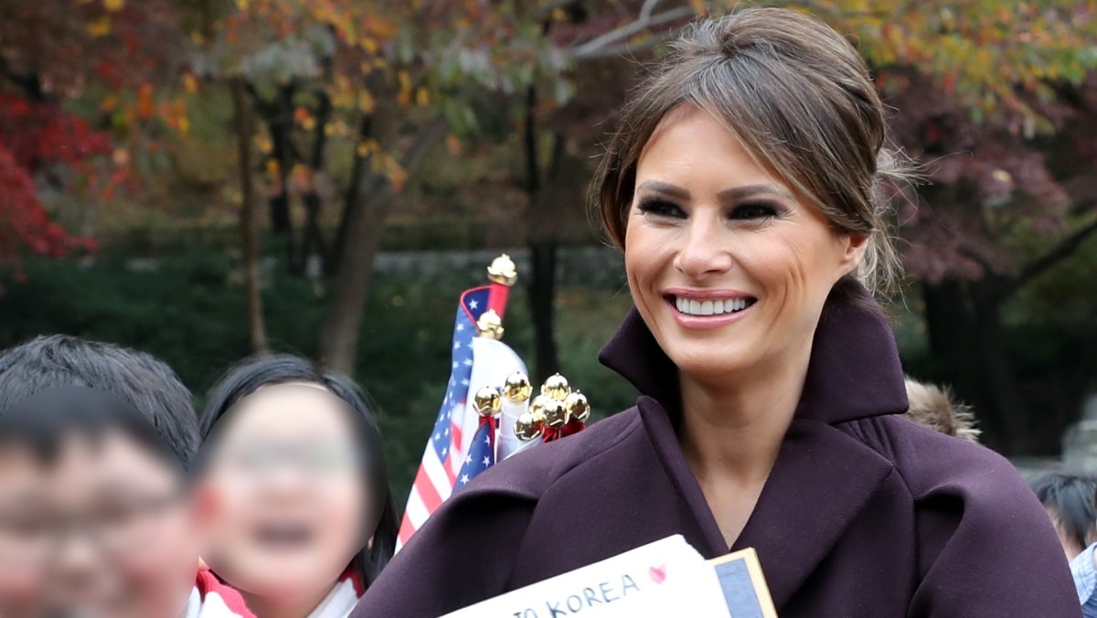 멜라니아 트럼프 여사가 2017년 11월 7일 한미 어린이 환영단의 한 어린이로부터 트럼프 대통령 내외를 그린 그림을 선물 받은 당시 자료사진. / 연합뉴스
